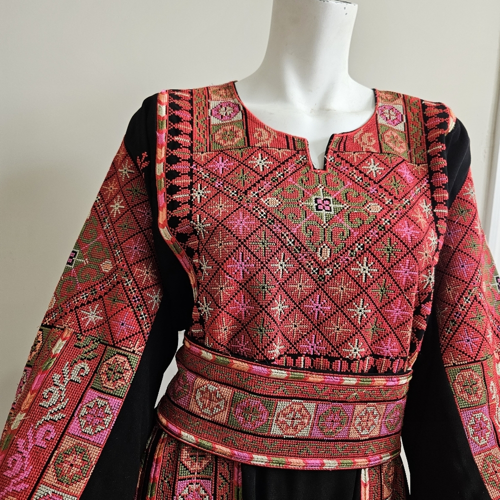 Traditional Palestinian thoub ,comes with a belt .
